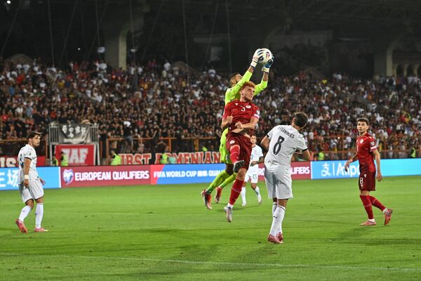 Генри Авагян и Эрик Пилоян в отборочном матче чемпионата мира по футболу 2026 года между Арменией и Португалией на Республиканском стадионе (6 сентября 2025). Еревaн - Sputnik Армения