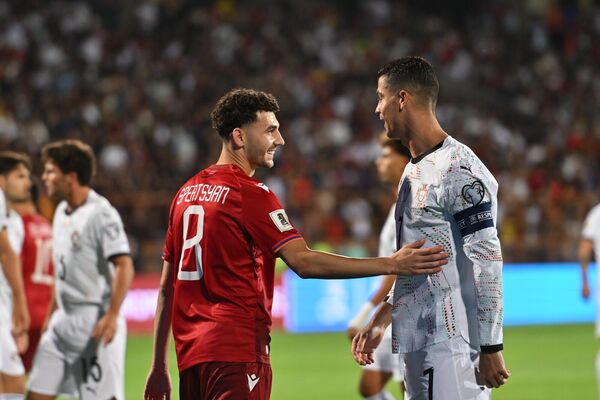 Эдуард Сперцян и Криштиану Роналду во время отборочного матча чемпионата мира по футболу 2026 года между Арменией и Португалией на Республиканском стадионе (6 сентября 2025). Еревaн - Sputnik Армения