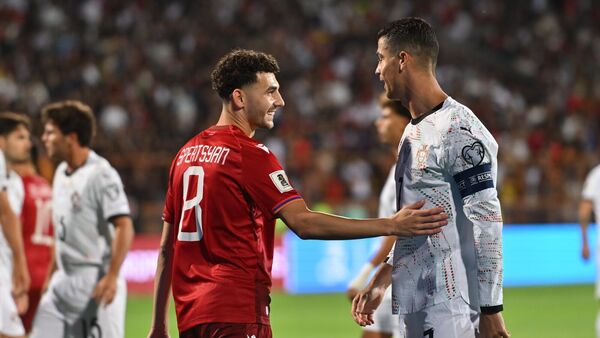 Эдуард Сперцян и Криштиану Роналду во время отборочного матча чемпионата мира по футболу 2026 года между Арменией и Португалией на Республиканском стадионе (6 сентября 2025). Еревaн - Sputnik Армения