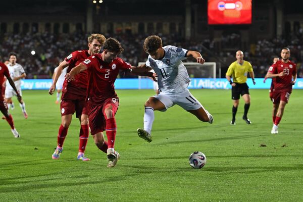 Сергей Мурадян и Жуан Феликс во время отборочного матча чемпионата мира по футболу 2026 года между Арменией и Португалией на Республиканском стадионе (6 сентября 2025). Еревaн - Sputnik Армения