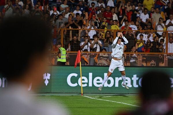 Криштиану Роналду празднует забитый гол в ворота сборной Армении - Sputnik Армения