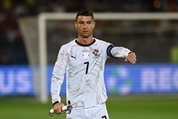 Криштиану Роналду перед началом отборочного матча чемпионата мира по футболу 2026 года между Арменией и Португалией на Республиканском стадионе (6 сентября 2025). Еревaн - Sputnik Армения