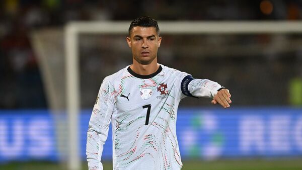 Криштиану Роналду перед началом отборочного матча чемпионата мира по футболу 2026 года между Арменией и Португалией на Республиканском стадионе (6 сентября 2025). Еревaн - Sputnik Армения