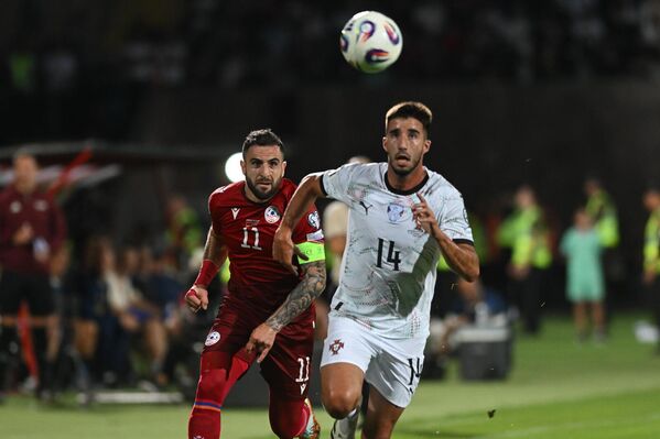 Тигран Барсегян и Гонсалу Инасиу во время отборочного матча чемпионата мира по футболу 2026 года между Арменией и Португалией на Республиканском стадионе (6 сентября 2025). Еревaн - Sputnik Армения