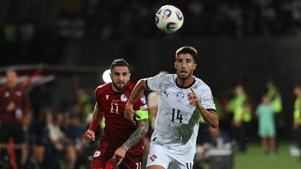 Тигран Барсегян и Гонсалу Инасиу во время отборочного матча чемпионата мира по футболу 2026 года между Арменией и Португалией на Республиканском стадионе (6 сентября 2025). Еревaн - Sputnik Армения