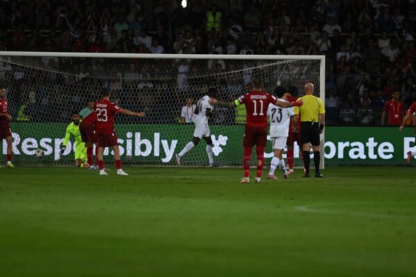 Генри Авагян пропускает мяч в свои ворота  - Sputnik Армения