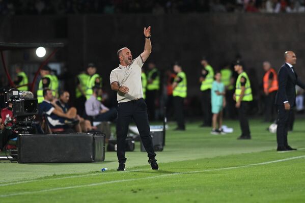 Главный тренер сборной Армении по футболу Егише Меликян явно нервничает - Sputnik Армения