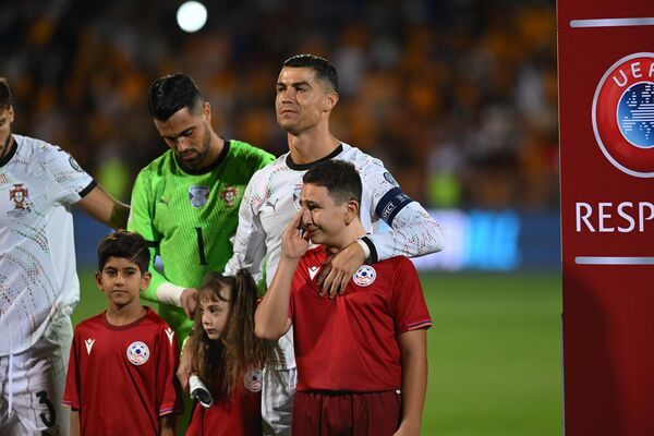 Мальчик не сдержал слез рядом с Роналду - Sputnik Армения