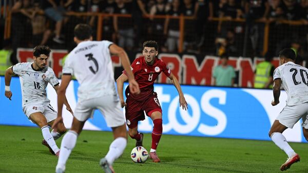 Эдуард Сперцян во время отборочного матча чемпионата мира по футболу 2026 года между Арменией и Португалией на Республиканском стадионе (6 сентября 2025). Еревaн - Sputnik Армения