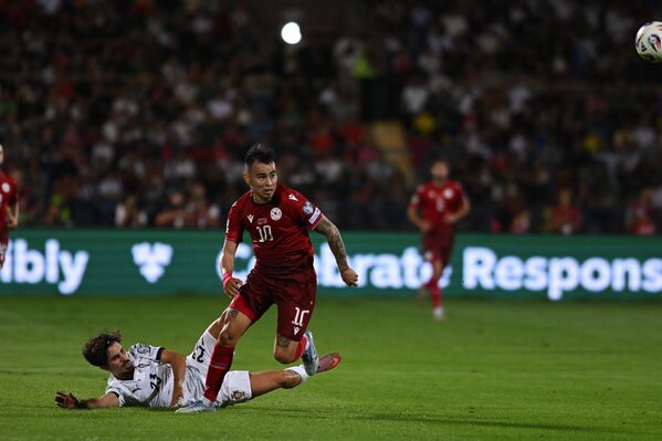 Лукас Селараян во время отборочного матча чемпионата мира по футболу 2026 года между Арменией и Португалией на Республиканском стадионе (6 сентября 2025). Еревaн - Sputnik Армения