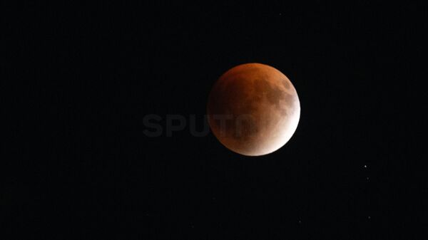 Кровавая луна перед полным затмением (7 сентября 2025). Еревaн - Sputnik Армения