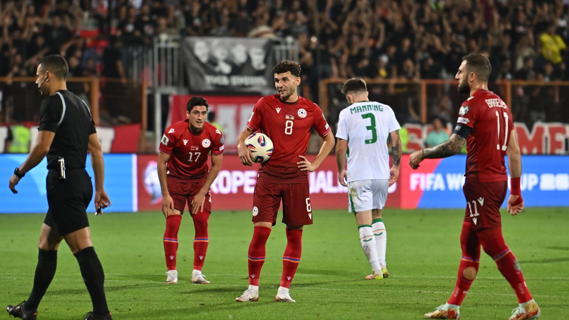 Полузащитник Эдуард Сперцян готовится к 11-метровому удару во время отборочного матча чемпионата мира по футболу 2026 года между Арменией и Ирландией (9 сентября 2025). Еревaн - Sputnik Армения, 1920, 17.11.2025