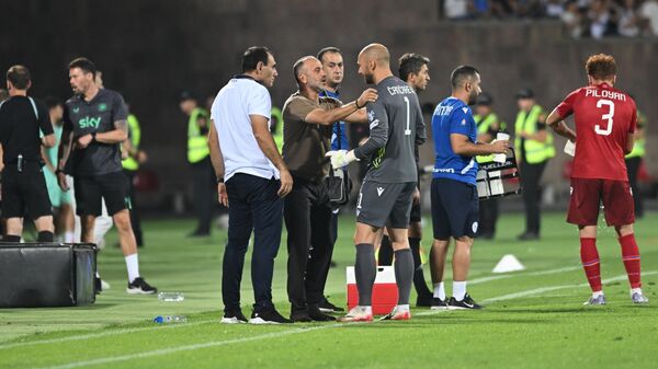 Главный тренер сборной Армении Егише Меликян дает наставления вратарю Огнену Чанчаревичу во время отборочного матча чемпионата мира по футболу 2026 года между Арменией и Ирландией (9 сентября 2025). Еревaн - Sputnik Армения