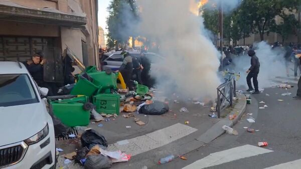 В Париже протестующие вышли на площадь Нации и поджигают мусор - Sputnik Армения