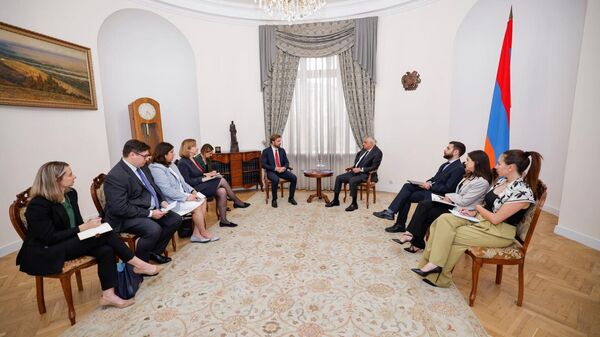 Вице-премьер Мгер Григорян принял делегацию, возглавляемую руководителем бюро Госдепартамента США по Европе и Евразии Бренданом Ханраханом (11 сентября 2025). Еревaн - Sputnik Армения