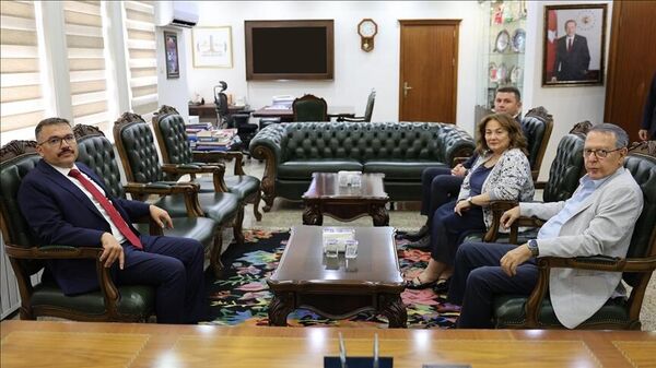 Специальный представитель по процессу нормализации отношений между Турцией и Арменией посол Сердар Кылыч на встрече с губернатором Игдира Эрджаном Тураном (11 сентября 2025). Игдир - Sputnik Армения