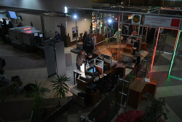 Մինչ սահմանի փակվելը մարդիկ ստուգում են անցնում «Վարշավայի կամուրջ» անցակետում - Sputnik Արմենիա