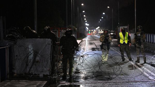 Польские пограничники обустраивают заграждение на белорусско-польской границе - Sputnik Армения