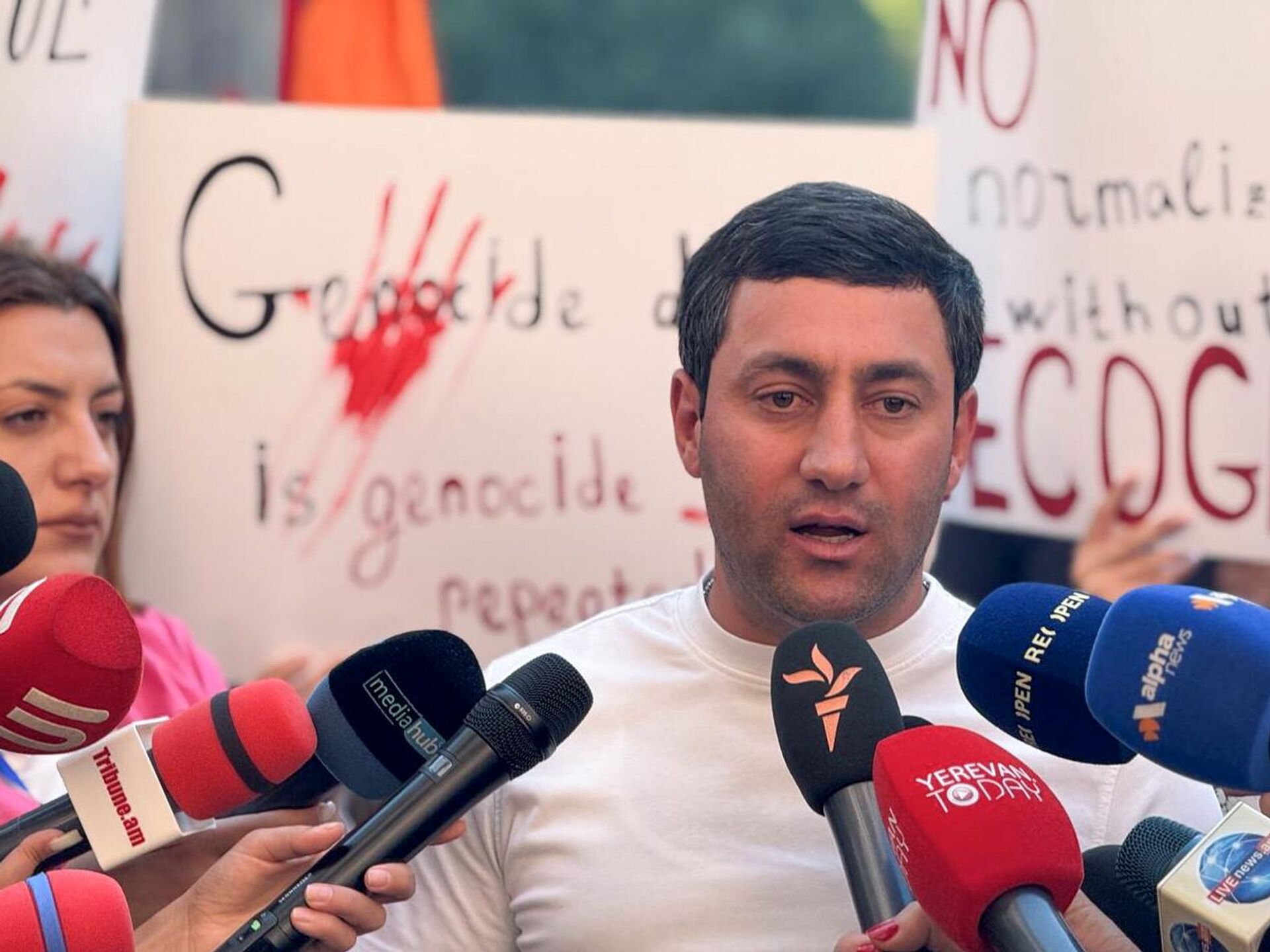 Гор Саркисян отвечает на вопросы журналистов во время акции АРФ Дашнакцутюн перед зданием правительства (12 сентября 2025). Еревaн - Sputnik Армения, 1920, 12.09.2025