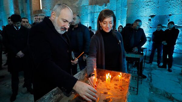 Վարչապետը տիկնոջ հետ Արուճի Սուրբ Գրիգոր խոնարհված եկեղեցում ներկա է գտնվել Սուրբ Ծննդյանը նվիրված համերգին - Sputnik Արմենիա