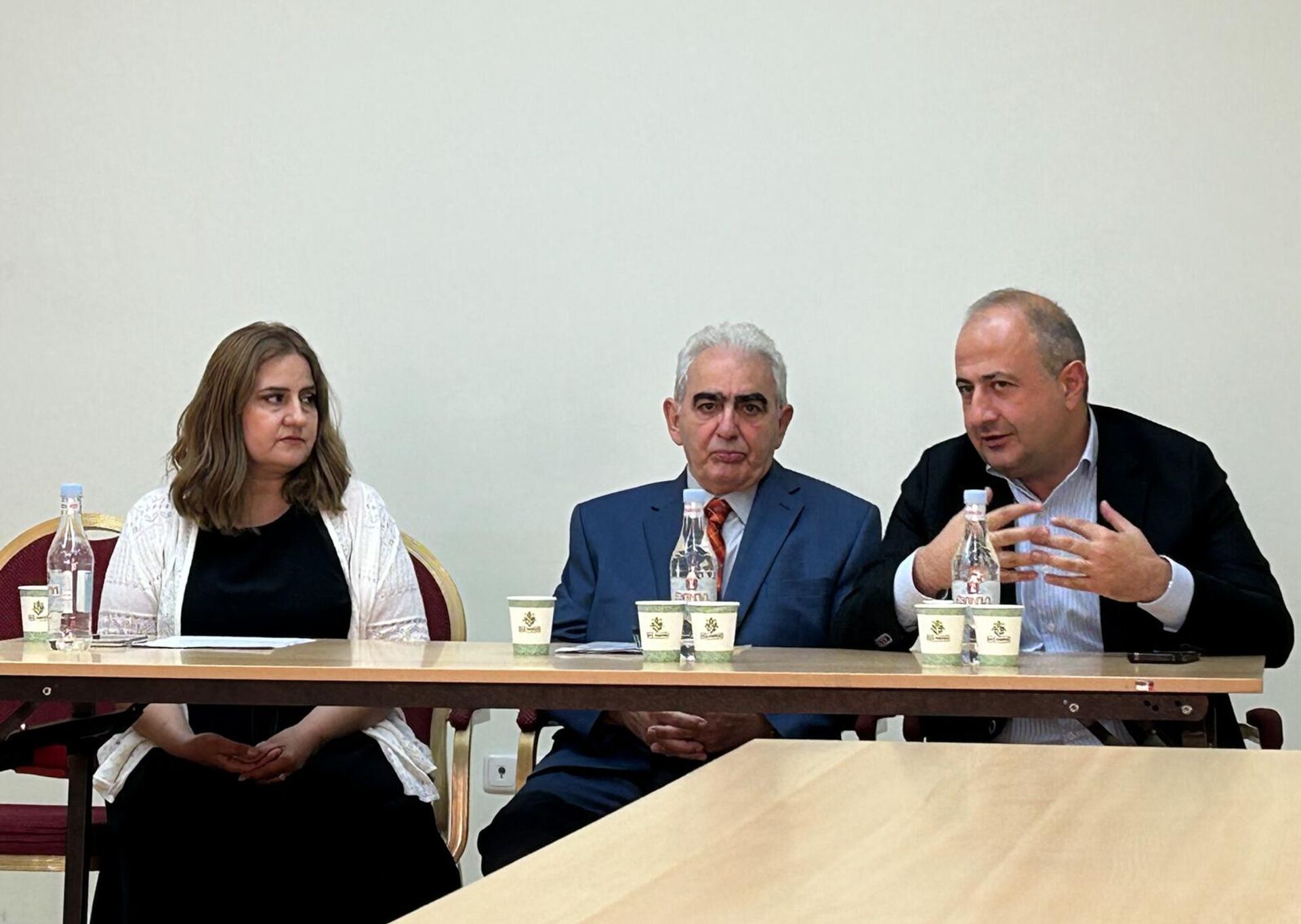 Стамбульский армянский интеллектуал Геворк Акопян вместе с тюркологом Мелине Анумян и деканом факультета востоковедения ЕГУ Рубеном Мелконяном на презентации своего двухтомника, рассказывающего об армянских учебных заведениях в Османской империи (13 сентября 2025). Еревaн Стамбульский армянский интеллектуал Геворк Акопян вместе с тюркологом Мелине Анумян и деканом факультета востоковедения ЕГУ Рубеном Мелконяном на презентации своего двухтомника, рассказывающего об армянских учебных заведениях в Османской империи (13 сентября 2025). Еревaн - Sputnik Армения, 1920, 13.09.2025