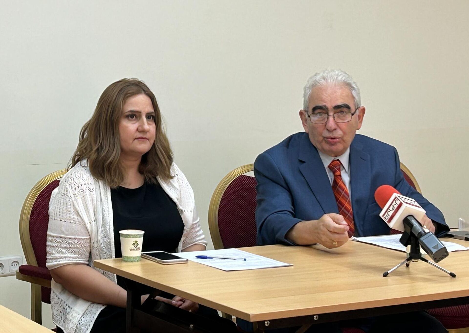 Стамбульский армянский интеллектуал Геворк Акопян вместе с тюркологом Мелине Анумян на презентации своего двухтомника, рассказывающего об армянских учебных заведениях в Османской империи (13 сентября 2025). Еревaн Стамбульский армянский интеллектуал Геворк Акопян вместе с тюркологом Мелине Анумян на презентации своего двухтомника, рассказывающего об армянских учебных заведениях в Османской империи (13 сентября 2025). Еревaн - Sputnik Армения, 1920, 13.09.2025