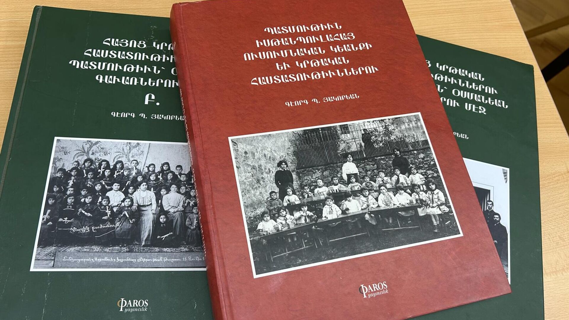 Двухтомник стамбульского армянского интеллектуала Геворга Акопяна, рассказывающего об армянских учебных заведениях в Османской империи, на презентации автора (13 сентября 2025). Еревaн Двухтомник стамбульского армянского интеллектуала Геворга Акопяна, рассказывающего об армянских учебных заведениях в Османской империи, на презентации автора (13 сентября 2025). Еревaн - Sputnik Армения, 1920, 13.09.2025