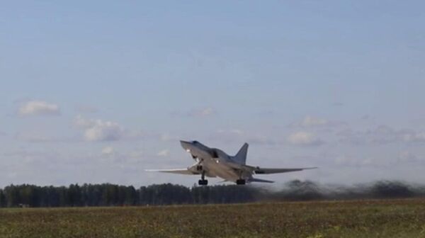 Дальние бомбардировщики Ту-22М3 ВКС России в ходе учения Запад-2025 нанесли бомбовый удар по критически важным объектам противника - Sputnik Армения