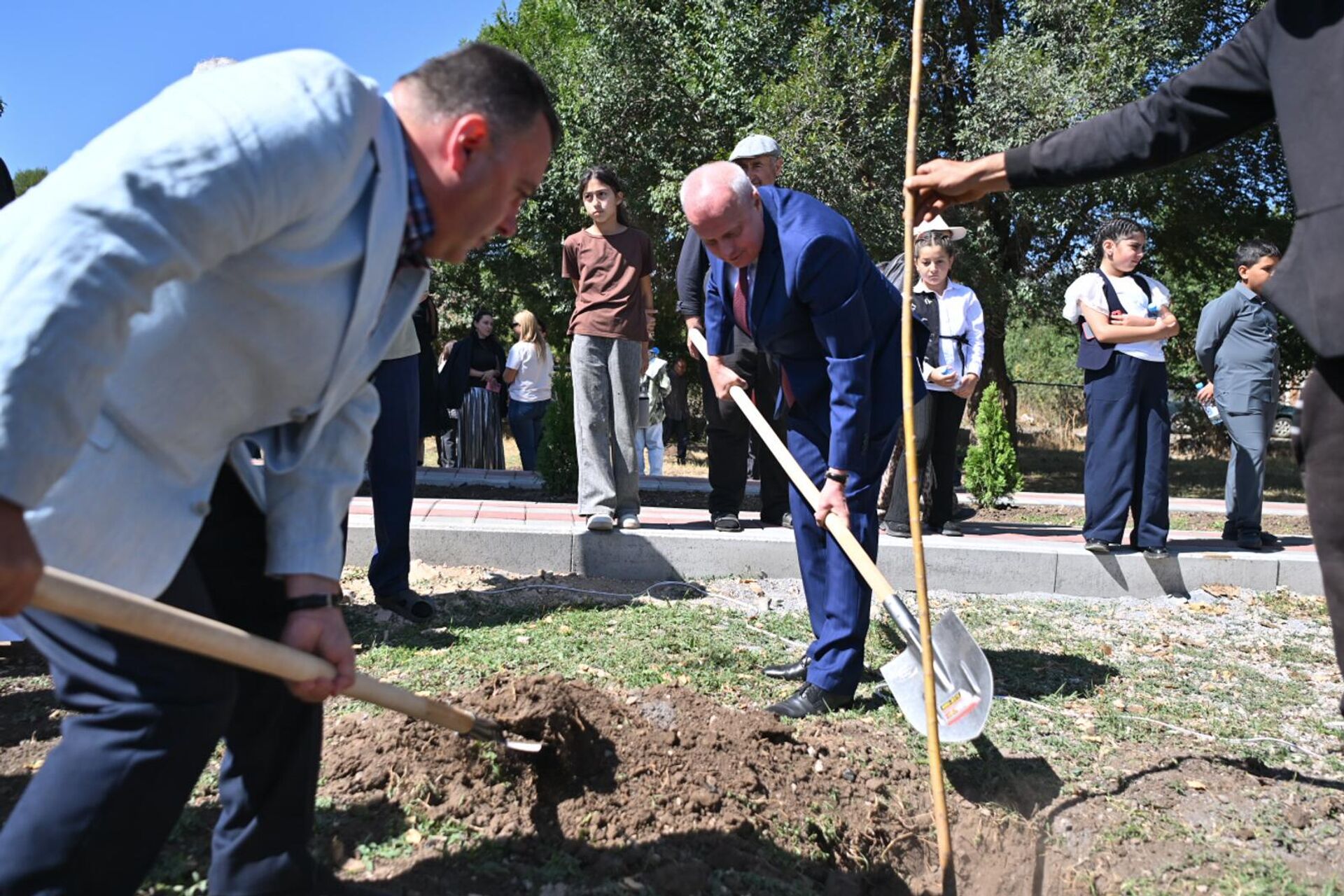 Посол РФ Сергей Копыркин во время мероприятий, посвященных восстановлению мемориала памяти погибших в ВОВ (13 сентября 2025). село Фонтан, Котайкская область - Sputnik Армения, 1920, 13.09.2025