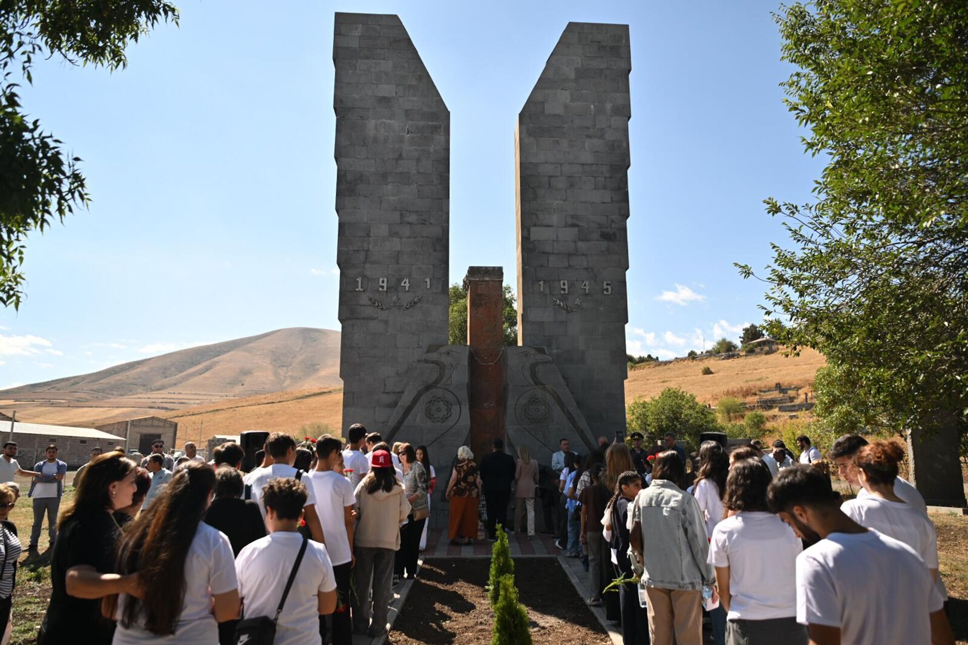 Возложение цветов у восстановленного мемориала памяти погибших в ВОВ (13 сентября 2025). село Фонтан, Котайкская область - Sputnik Արմենիա, 1920, 13.09.2025