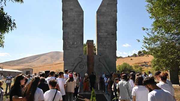 Возложение цветов у восстановленного мемориала памяти погибших в ВОВ (13 сентября 2025). село Фонтан, Котайкская область - Sputnik Армения