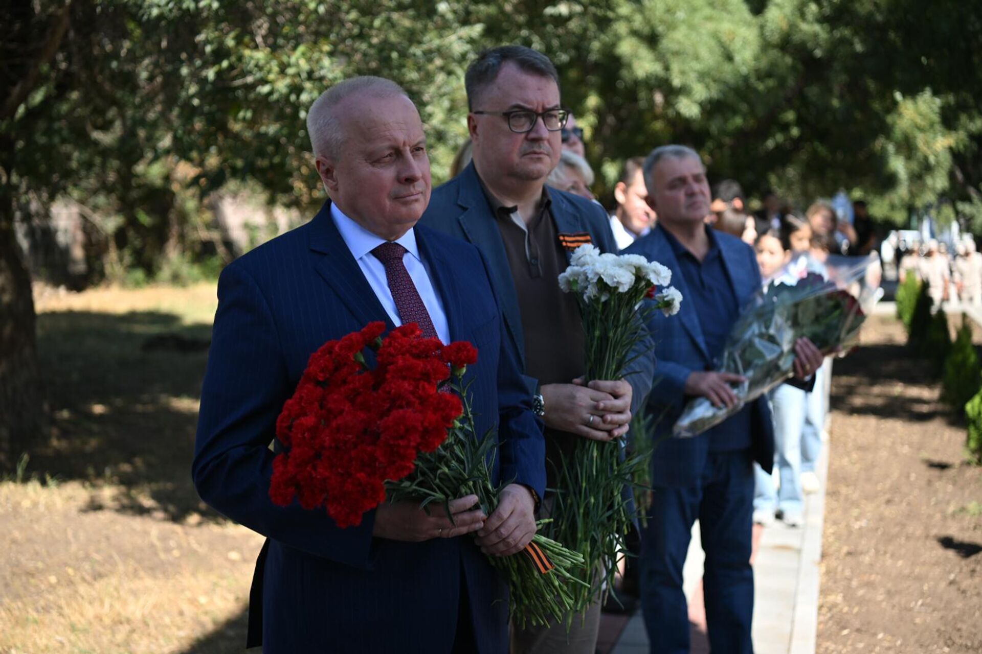 Посол РФ Сергей Копыркин и глава Россотрудничества Вадим Фефилов во время мероприятий, посвященных восстановлению мемориала памяти погибших в ВОВ (13 сентября 2025). село Фонтан, Котайкская область Посол РФ Сергей Копыркин и глава Россотрудничества Вадим Фефилов во время мероприятий, посвященных восстановлению мемориала памяти погибших в ВОВ (13 сентября 2025). село Фонтан, Котайкская область - Sputnik Армения, 1920, 13.09.2025