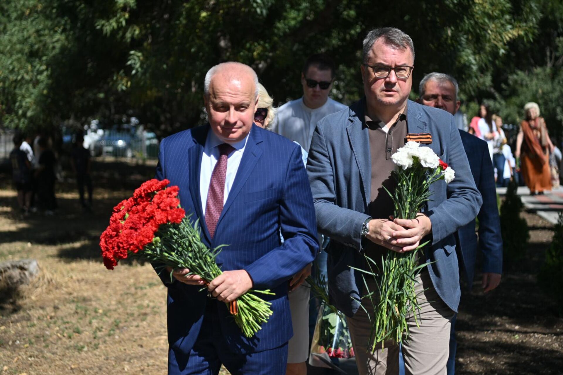 Посол РФ Сергей Копыркин и глава Россотрудничества Вадим Фефилов во время мероприятий, посвященных восстановлению мемориала памяти погибших в ВОВ (13 сентября 2025). село Фонтан, Котайкская область - Sputnik Արմենիա, 1920, 13.09.2025