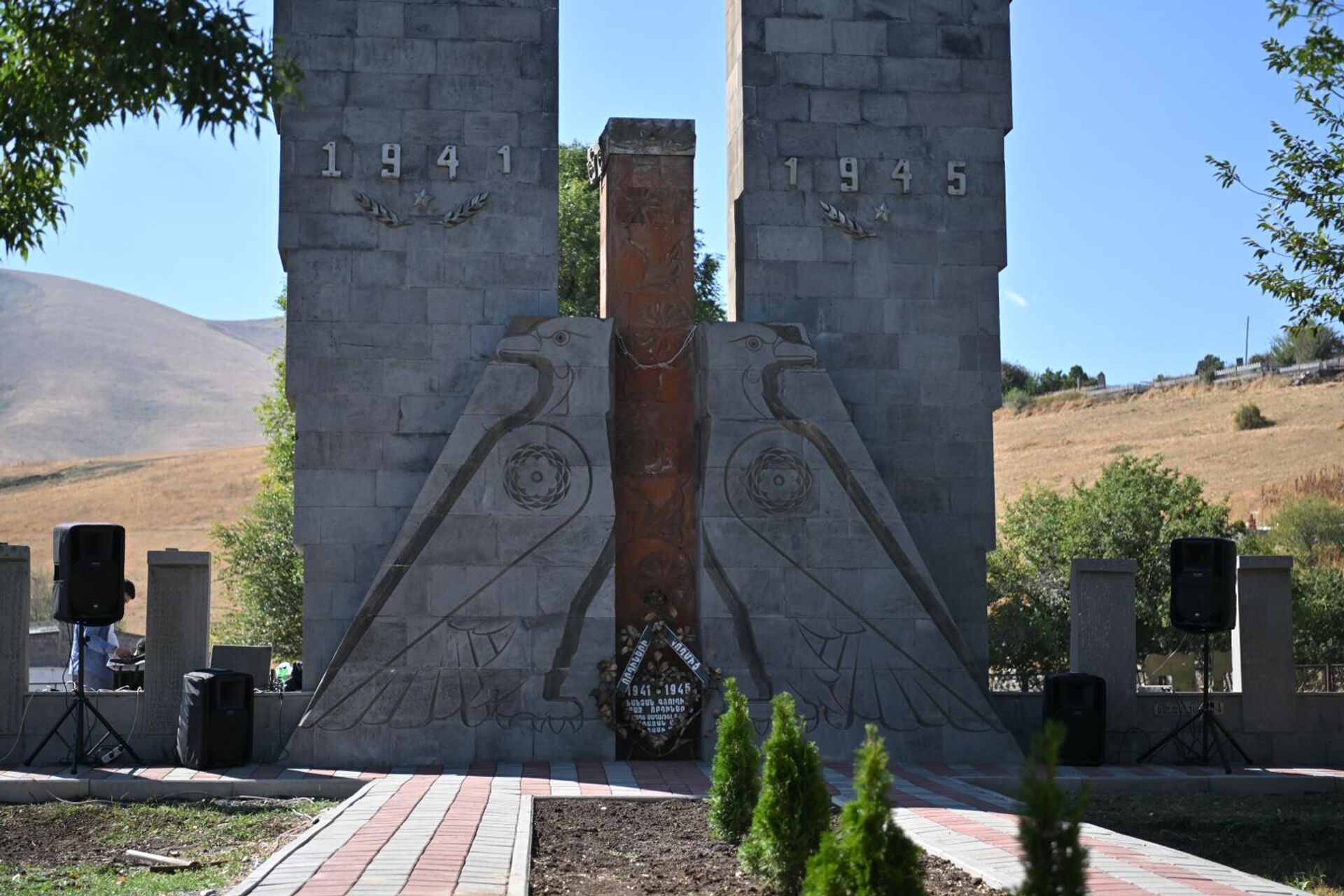Памятные венки у восстановленного мемориала памяти погибших в ВОВ (13 сентября 2025). село Фонтан, Котайкская область - Sputnik Армения, 1920, 13.09.2025