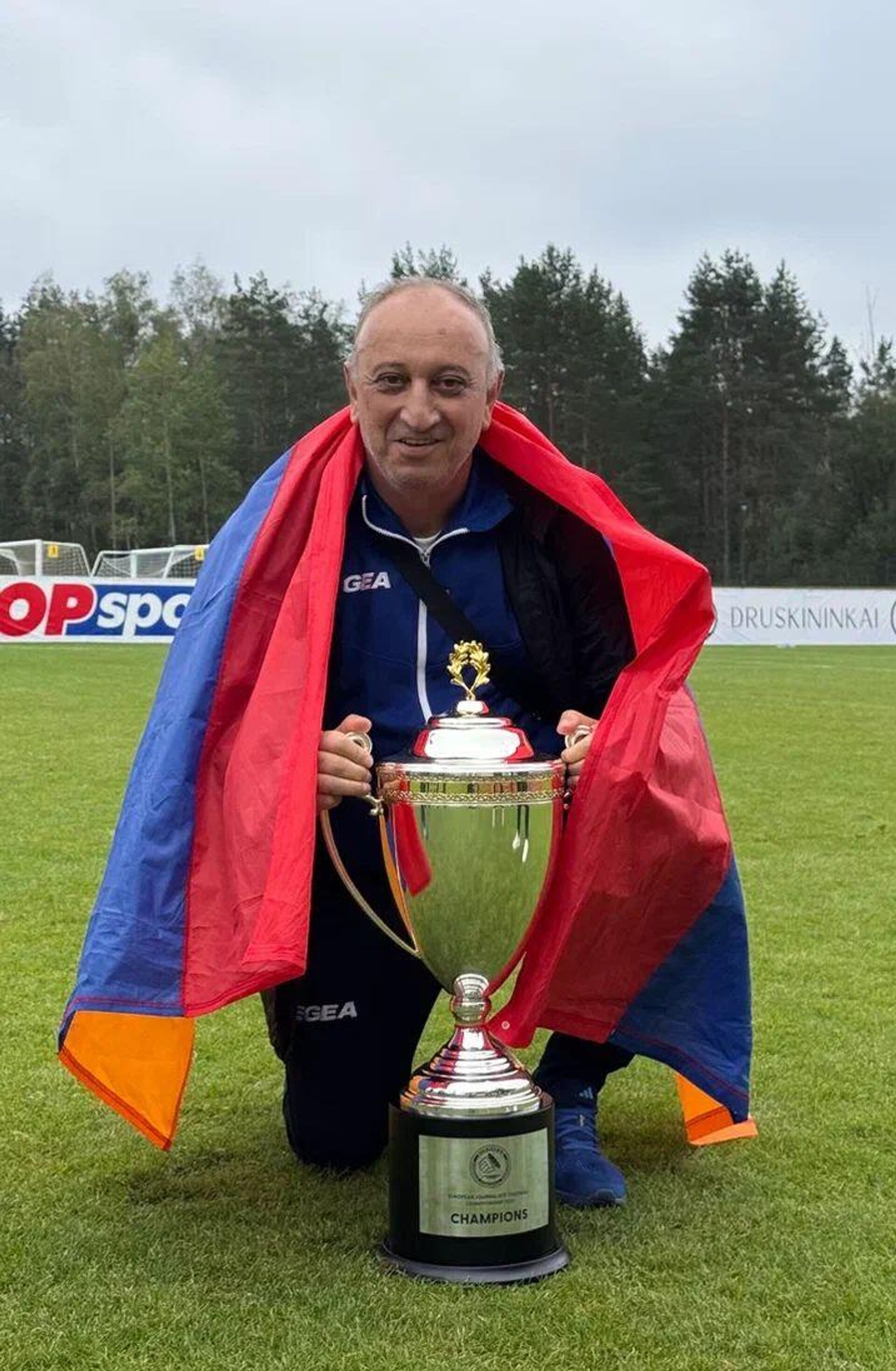 Сотрудник Sputnik Armenia Хачик Чахоян с кубком, выигранным сборной журналистов Армении на чемпионате Европы по футболу в Друскининкае в Литве - Sputnik Արմենիա, 1920, 13.09.2025