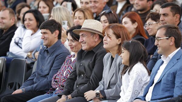 Премьер-министр Никол Пашинян посетил представление под открытым небом Цанкапакт (Изгородь) в Культурном парке HandArt (14 сентября 2025). Бюракан - Sputnik Армения