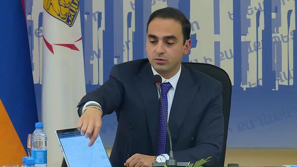 Мэр Еревaна Тигран Авинян показывает платформу онлайн мониторинга загрязненного воздуха столицы во время пресс-конференции (15 сентября 2025). Еревaн Мэр Еревaна Тигран Авинян показывает платформу онлайн мониторинга загрязненного воздуха столицы во время пресс-конференции (15 сентября 2025). Еревaн - Sputnik Армения