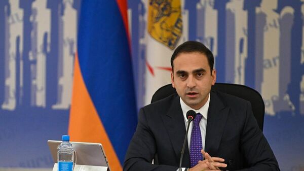 Мэр Еревaна Тигран Авинян во время пресс-конференции (15 сентября 2025). Еревaн - Sputnik Армения