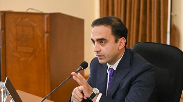 Мэр Еревaна Тигран Авинян во время пресс-конференции (15 сентября 2025). Еревaн - Sputnik Армения