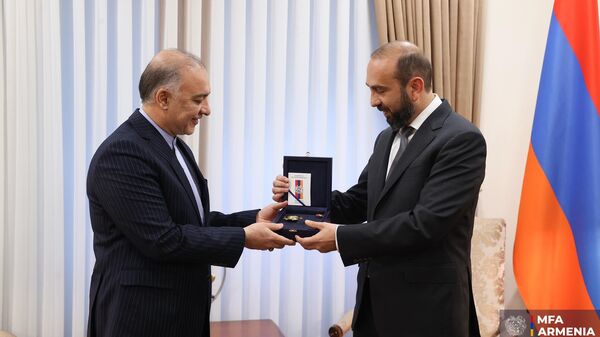 Министр иностранных дел Арарат Мирзоян принял Чрезвычайного и Полномочного Посла Исламской Республики Иран Мехди Собхани в связи с завершением его дипломатической миссии (15 сентября 2025). Еревaн - Sputnik Армения