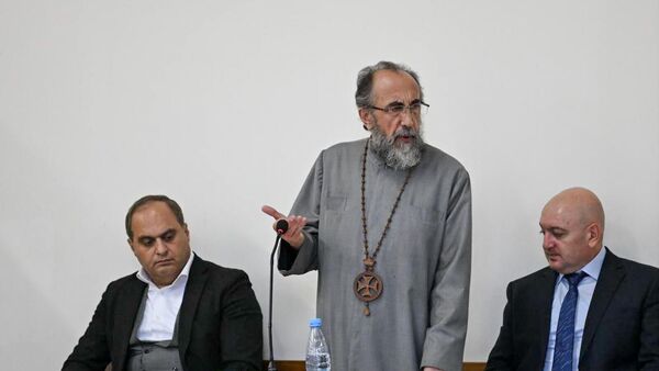 Предводитель Ширакской епархии архиепископ Микаэл Аджапахян во время судебного заседания (15 сентября 2025). Еревaн - Sputnik Армения