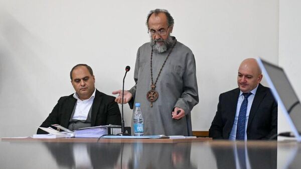 Предводитель Ширакской епархии архиепископ Микаэл Аджапахян во время судебного заседания (15 сентября 2025). Еревaн - Sputnik Армения