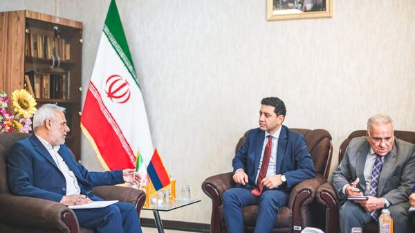 Посол Армении в Иране Григор Акопян встретился с заместителем министра юстиции Исламской Республики Иран по правам человека и международным делам Асгаром Джалаляном (15 сентября 2025). Тегеран - Sputnik Армения