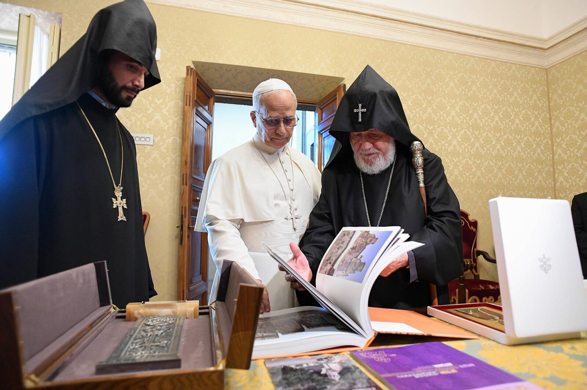 Католикос Гарегин Второй встретился с Папой римским Львом XIV (16 сентября 2025). Ватикан - Sputnik Արմենիա, 1920, 16.09.2025