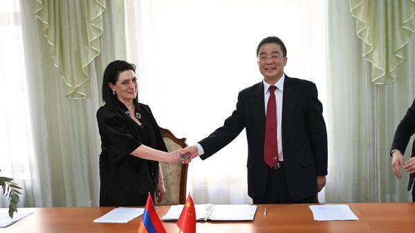 Ректор университета культуры Армении Татевик Кюрегян и вице-президент Тяньцзиньского университета коммерции Гуй Цян подписали Меморандум о взаимопонимании (16 сентября 2025). Еревaн - Sputnik Армения