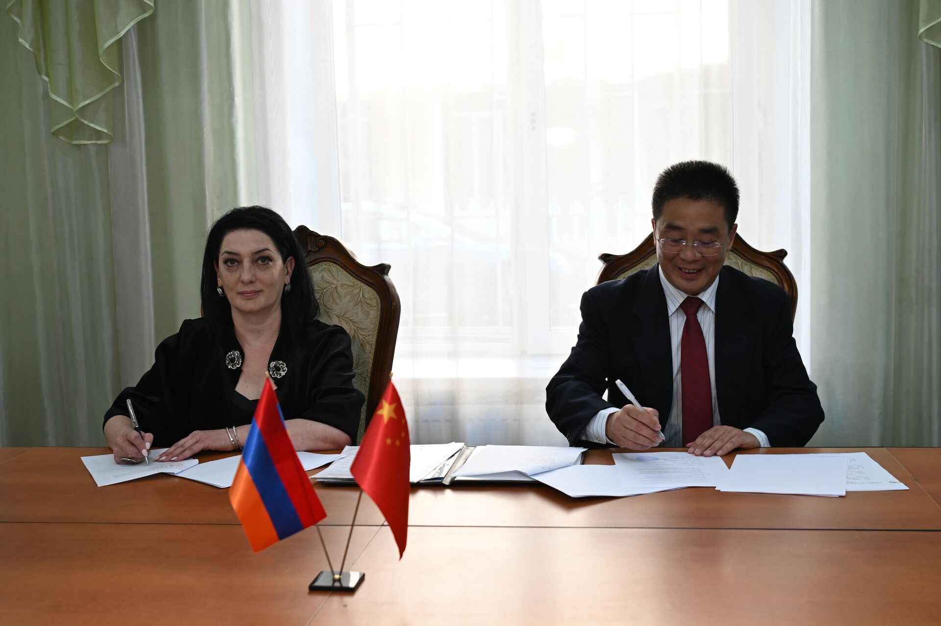 Ректор университета культуры Армении Татевик Кюрегян и вице-президент Тяньцзиньского университета коммерции Гуй Цян подписали Меморандум о взаимопонимании (16 сентября 2025). Еревaн - Sputnik Армения, 1920, 16.09.2025