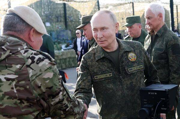 Президент РФ Владимир Путин осматривает вооружение, военную и специальную технику в ходе рабочей поездки в Нижегородскую область (16 сентября 2025).  - Sputnik Армения