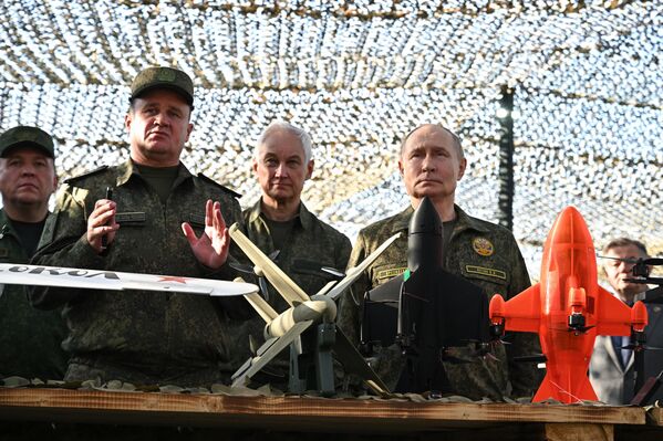 Президент РФ Владимир Путин осматривает вооружение, военную и специальную технику в ходе рабочей поездки в Нижегородскую область (16 сентября 2025).  - Sputnik Армения