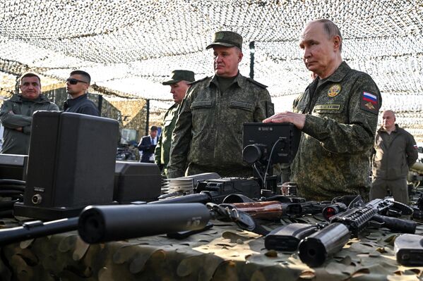 Президент РФ Владимир Путин осматривает вооружение, военную и специальную технику в ходе рабочей поездки в Нижегородскую область (16 сентября 2025).  - Sputnik Армения