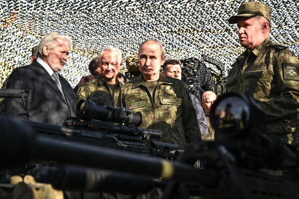 Слева направо: генеральный директор концерна &quot;Калашников&quot; Владимир Лепин, министр обороны РФ Андрей Белоусов, главнокомандующий Сухопутными войсками ВС РФ Андрей Мордвичев. - Sputnik Армения